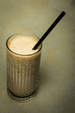 Sütlü buzlu kahve. Buzlu kahve. Elinde bir bardak buzlu kahve tutan kadın..