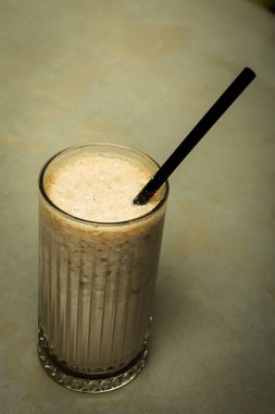 Sütlü buzlu kahve. Buzlu kahve. Elinde bir bardak buzlu kahve tutan kadın..