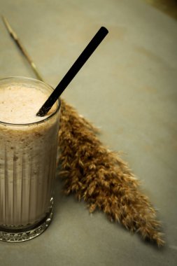 Sütlü buzlu kahve. Buzlu kahve. Elinde bir bardak buzlu kahve tutan kadın..