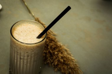 Sütlü buzlu kahve. Buzlu kahve. Elinde bir bardak buzlu kahve tutan kadın..