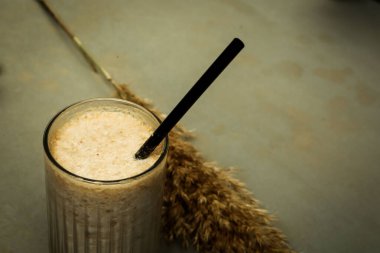 Sütlü buzlu kahve. Buzlu kahve. Elinde bir bardak buzlu kahve tutan kadın..