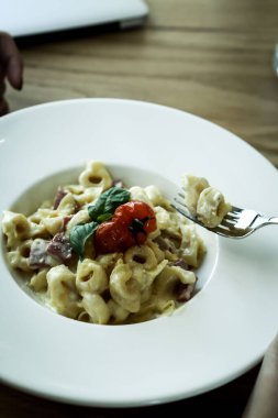 Lezzetli soslu lezzetli klasik İtalyan makarnası..