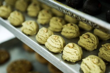 Koyu çikolata parçaları ile tanımlama