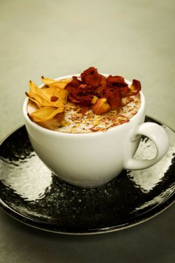 Masanın üzerinde bir fincan kahve. 