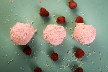 Koyu çikolata parçaları ile tanımlama