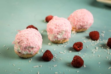 Koyu çikolata parçaları ile tanımlama