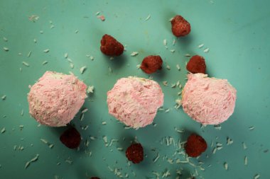 Koyu çikolata parçaları ile tanımlama