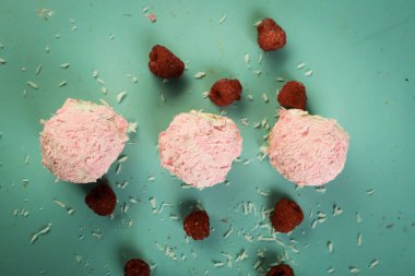 Koyu çikolata parçaları ile tanımlama