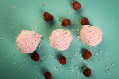 Koyu çikolata parçaları ile tanımlama