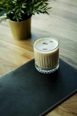 Sütlü buzlu kahve. Buzlu kahve. Elinde bir bardak buzlu kahve tutan kadın..