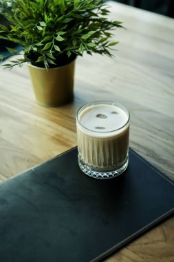 Sütlü buzlu kahve. Buzlu kahve. Elinde bir bardak buzlu kahve tutan kadın..