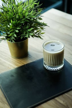 Sütlü buzlu kahve. Buzlu kahve. Elinde bir bardak buzlu kahve tutan kadın..