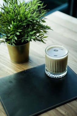 Sütlü buzlu kahve. Buzlu kahve. Elinde bir bardak buzlu kahve tutan kadın..