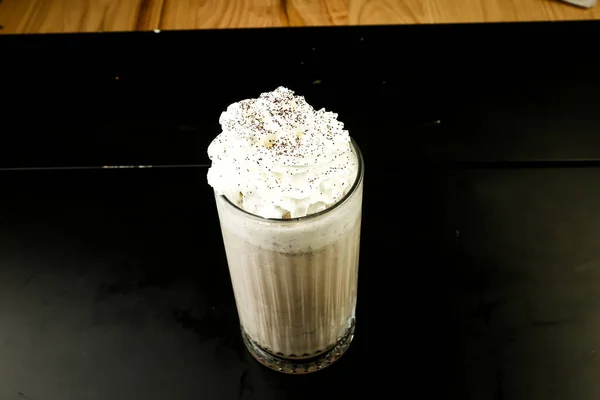 Caffè Freddo Con Latte Caffe Macchiato Donna Possesso Tazza Vetro — Foto Stock