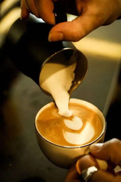 Barista Brygger Kaffe Kaffestuen - Stock-foto