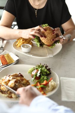 Taze sebzeli ev yapımı hamburger.