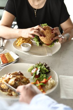 Taze sebzeli ev yapımı hamburger.