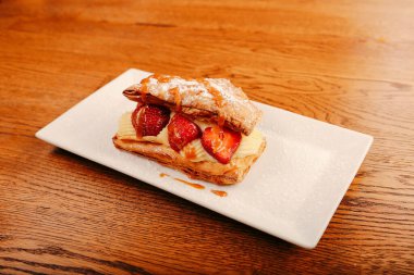 Ahududu ve çilekli puf böreği.