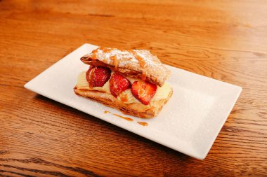 Ahududu ve çilekli puf böreği.