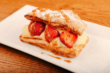 Ahududu ve çilekli puf böreği.