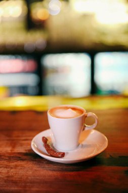Masanın üzerinde bir fincan kahve. 