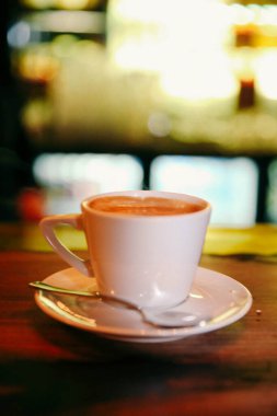 Masanın üzerinde bir fincan kahve. 