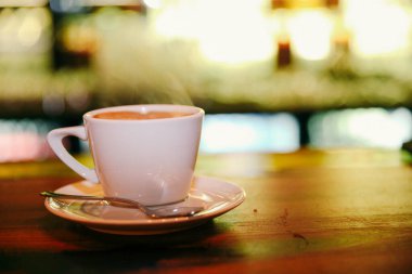 Masanın üzerinde bir fincan kahve. 