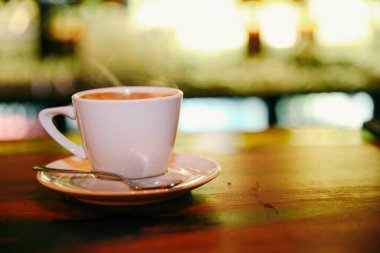 Masanın üzerinde bir fincan kahve. 