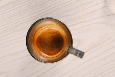 Kahve pompası ya da Chemex ile kahve hazırlıyorum. 