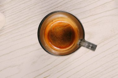 Kahve pompası ya da Chemex ile kahve hazırlıyorum. 