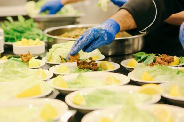 Türk yemeği, puro, turka bifteği veya chee kofta.