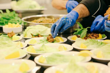 Türk yemeği, puro, turka bifteği veya chee kofta.