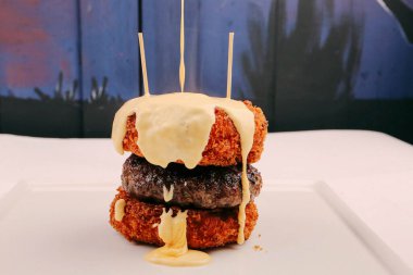 Taze sebzeli ev yapımı hamburger.