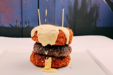 Taze sebzeli ev yapımı hamburger.