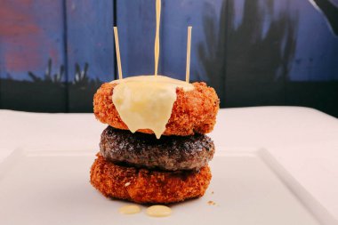 Taze sebzeli ev yapımı hamburger.