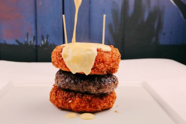 Taze sebzeli ev yapımı hamburger.