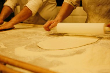 Türk pizzası ya da lahmacun yapmak - Akdeniz ülkelerinde fast food ve popüler sokak yemekleri. Hamur, kıyma ve sebze karışımı Türk pidesini pişirmek için..