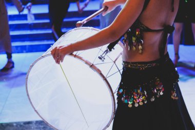 Çekici göbek dansçıları Sahnede doğulu dansçılar