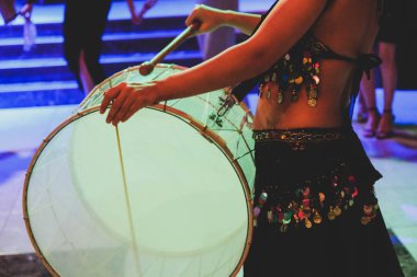 Çekici göbek dansçıları Sahnede doğulu dansçılar