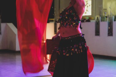 Çekici göbek dansçıları Sahnede doğulu dansçılar