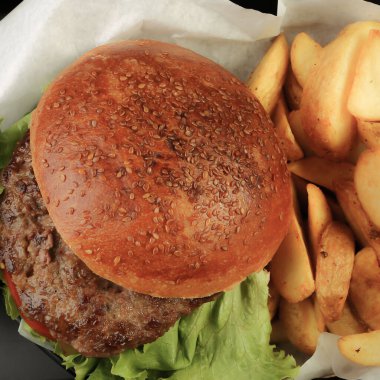 Taze sebzeli ev yapımı hamburger.