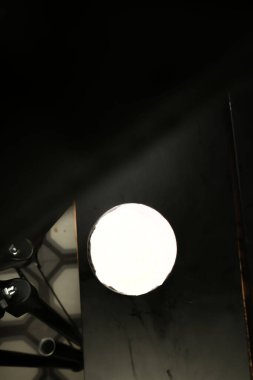 Sütlü buzlu kahve. Buzlu kahve. Elinde bir bardak buzlu kahve tutan kadın..