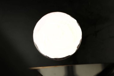 Sütlü buzlu kahve. Buzlu kahve. Elinde bir bardak buzlu kahve tutan kadın..