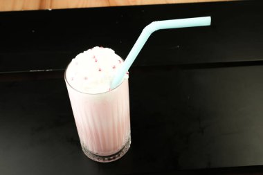 Sütlü buzlu kahve. Buzlu kahve. Elinde bir bardak buzlu kahve tutan kadın..