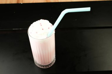 Sütlü buzlu kahve. Buzlu kahve. Elinde bir bardak buzlu kahve tutan kadın..