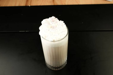 Sütlü buzlu kahve. Buzlu kahve. Elinde bir bardak buzlu kahve tutan kadın..