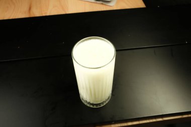 Sütlü buzlu kahve. Buzlu kahve. Elinde bir bardak buzlu kahve tutan kadın..