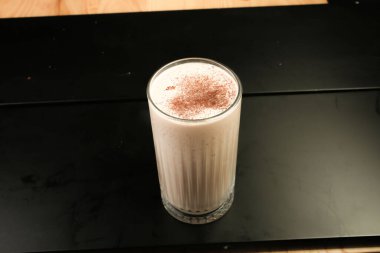 Sütlü buzlu kahve. Buzlu kahve. Elinde bir bardak buzlu kahve tutan kadın..