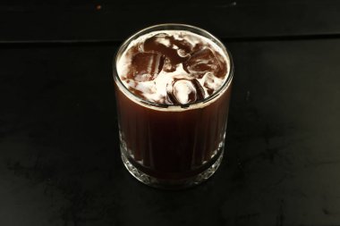 Sütlü buzlu kahve. Buzlu kahve. Elinde bir bardak buzlu kahve tutan kadın..