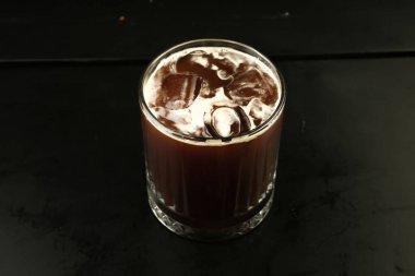 Sütlü buzlu kahve. Buzlu kahve. Elinde bir bardak buzlu kahve tutan kadın..